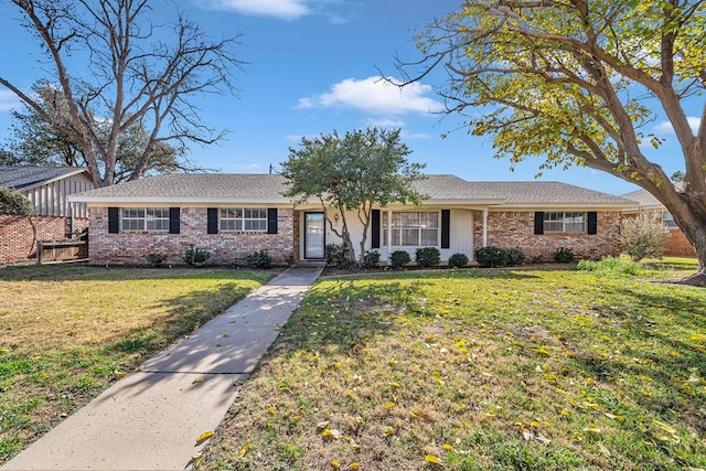 single story home with a front lawn