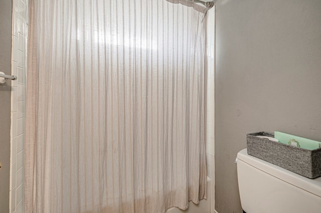 full bathroom featuring toilet