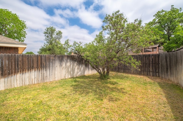 view of yard featuring a fenced backyard