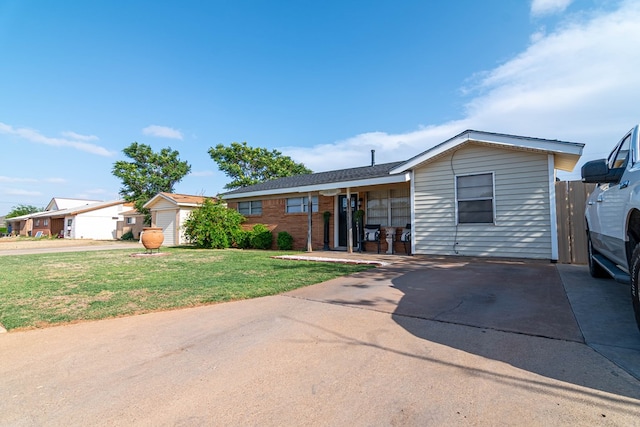 ranch-style house featuring a front yard