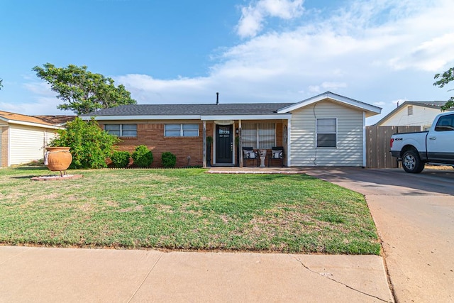 single story home featuring a front yard