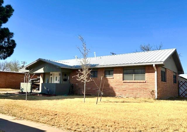 single story home featuring a front lawn