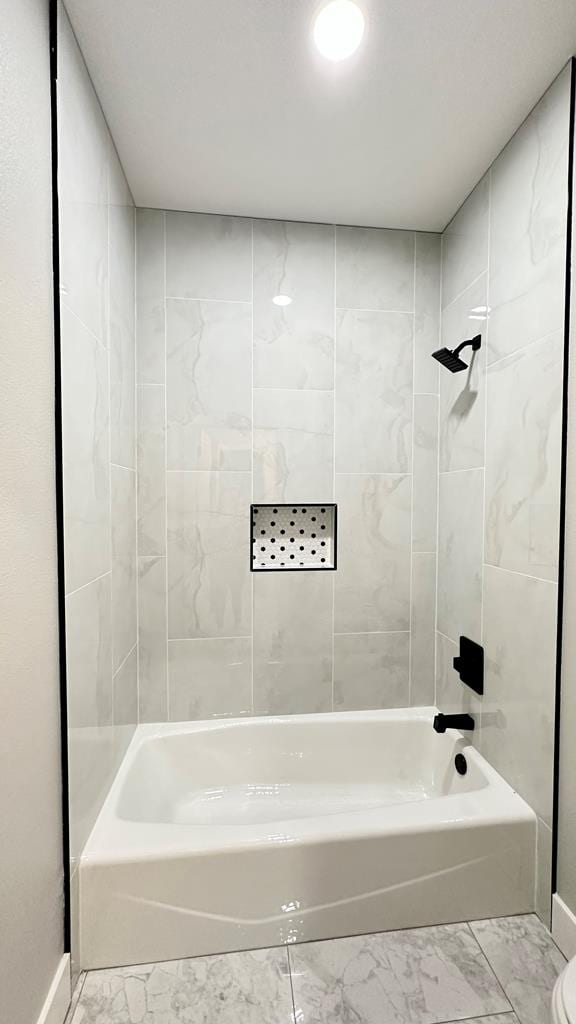 bathroom with tiled shower / bath combo