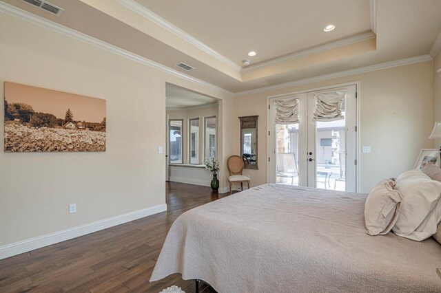 living area featuring dark wood-style flooring, crown molding, and baseboards