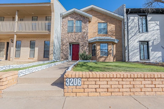 view of front of property featuring a front lawn