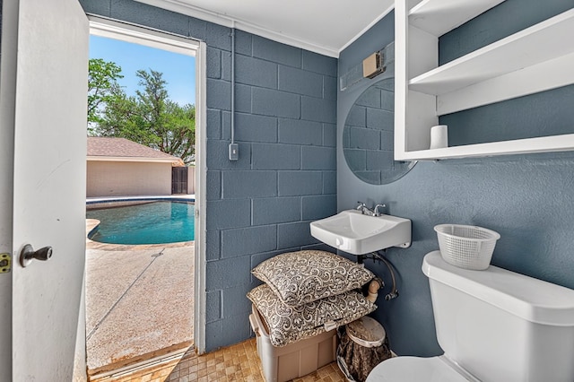 2409 Stutz Pl, Midland, TX 79705 - half bathroom featuring toilet and crown molding