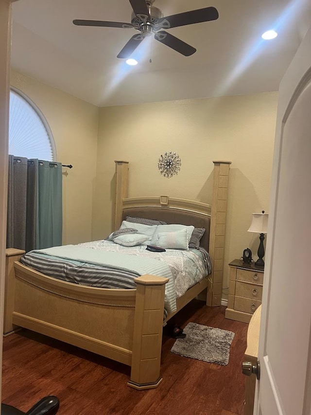 bedroom with dark wood-style floors and ceiling fan