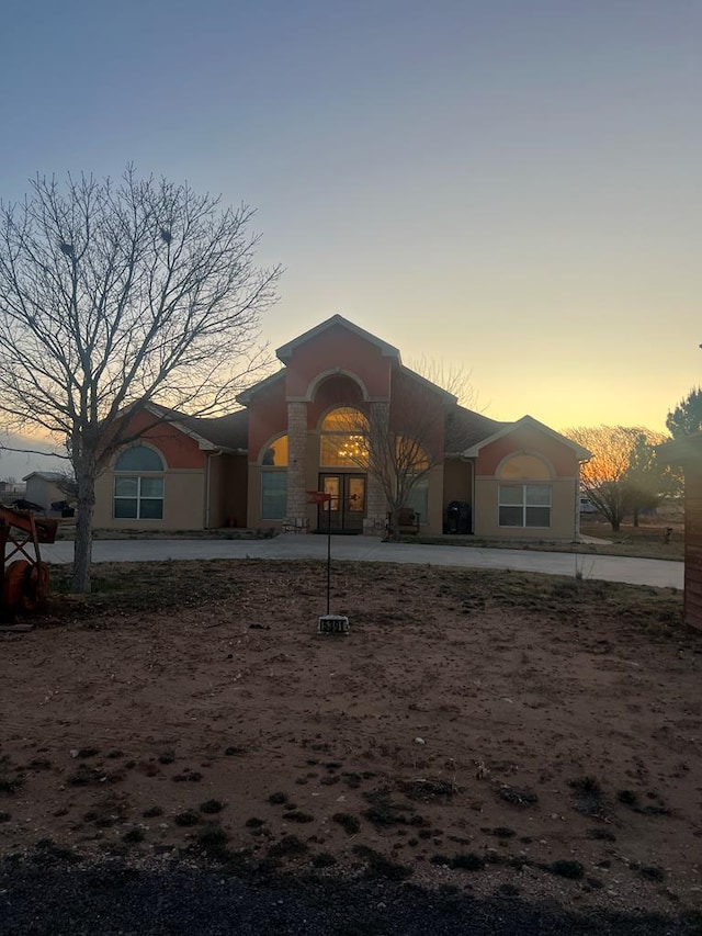 view of front facade with stucco siding