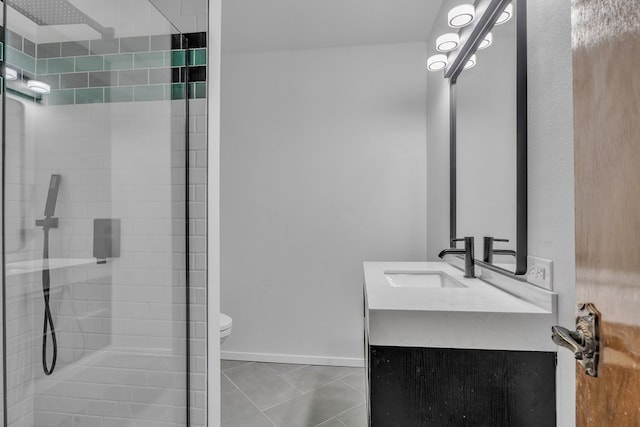 full bath featuring toilet, tiled shower, vanity, and baseboards