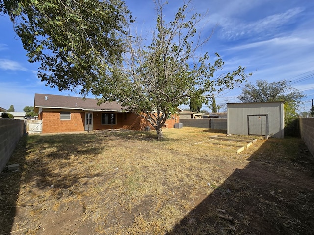 view of yard featuring a storage unit