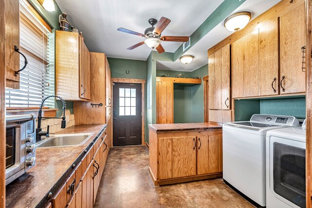 10500 E County Rd 90, Midland, TX 79706 - laundry area with a sink, washing machine and clothes dryer, and a ceiling fan