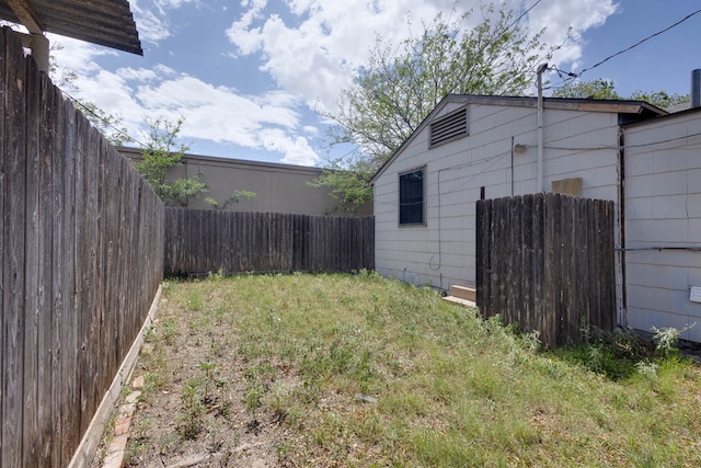107 W 10th St, Big Spring, TX 79720 - view of fenced backyard
