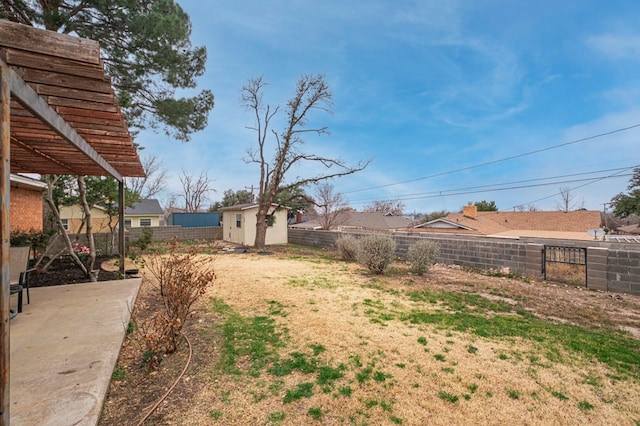 view of yard featuring a storage shed