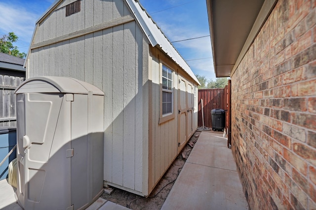 2406 Stutz Pl, Midland, TX 79705 - view of side of home featuring a storage unit