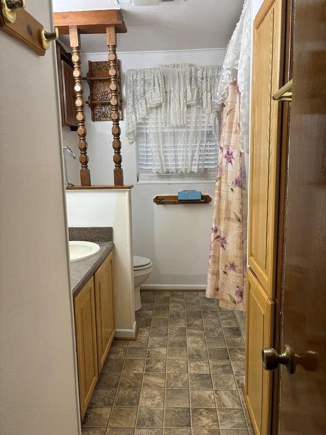 297 County Rd 221, Snyder, TX 79549 - full bathroom with curtained shower, toilet, and vanity