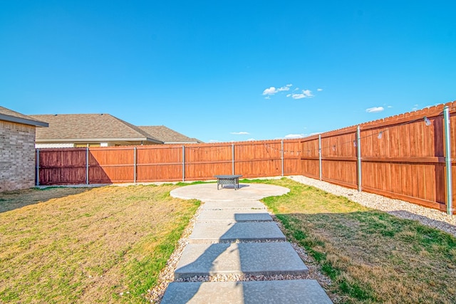 view of yard featuring a patio area