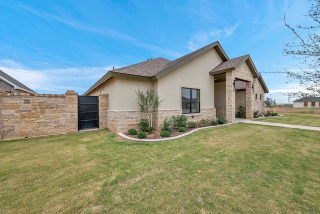 view of front of property featuring a front lawn