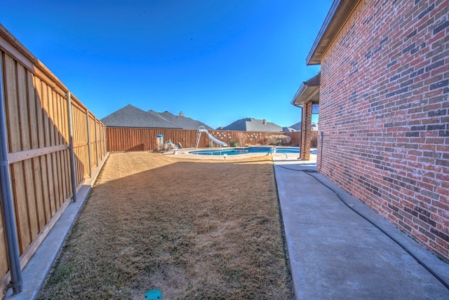 view of yard with a fenced in pool