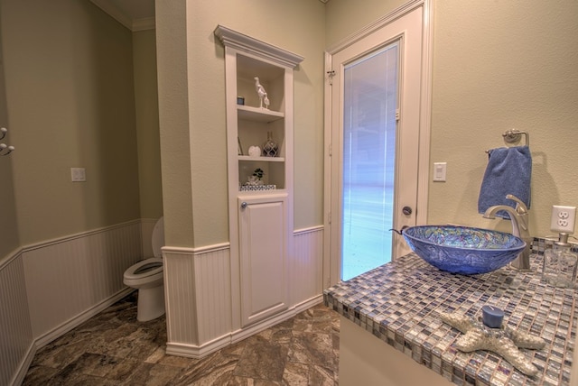 bathroom featuring toilet and sink