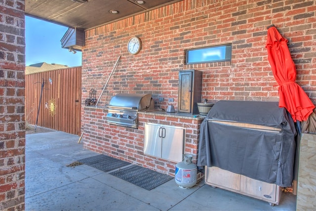 view of patio with an outdoor kitchen and grilling area