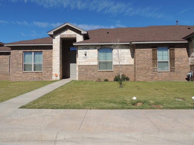 view of front of house featuring a front yard