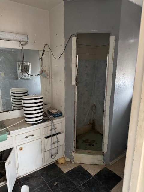 bathroom featuring tiled shower