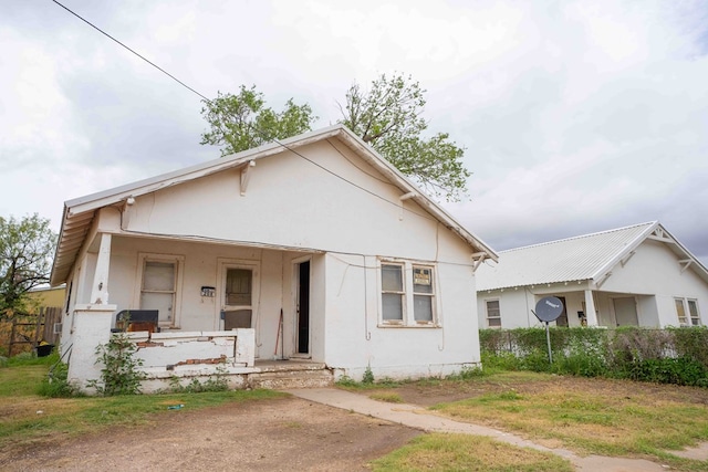 206 Austin, Big Spring, TX 79720 - bungalow-style home featuring a porch and stucco siding