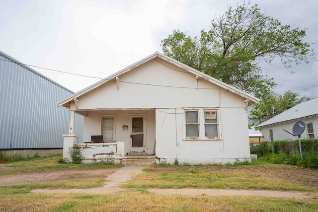 206 Austin, Big Spring, TX 79720 - bungalow-style home featuring covered porch and stucco siding