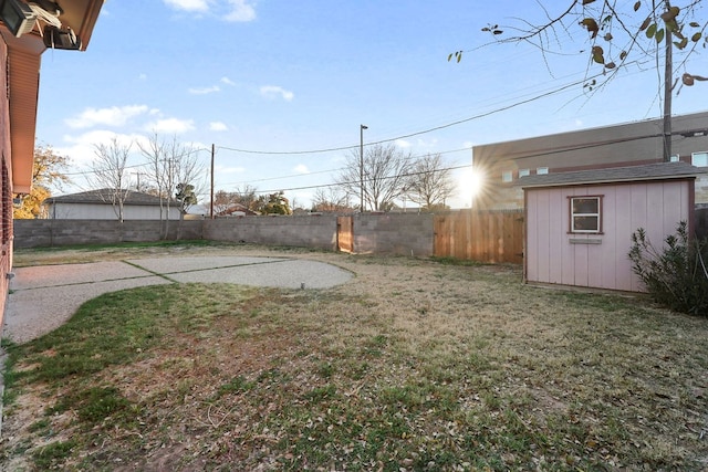 view of yard with a storage shed