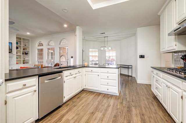 kitchen featuring sink, stainless steel appliances, white cabinets, kitchen peninsula, and light wood-type flooring