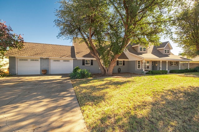 view of front of property featuring a front yard and a garage