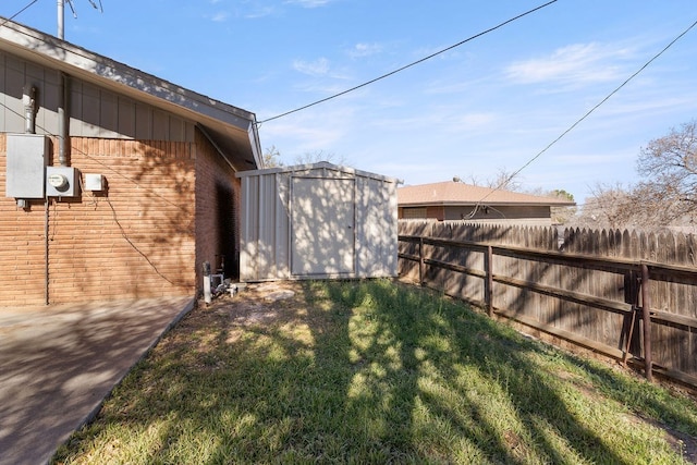 view of yard featuring a storage shed