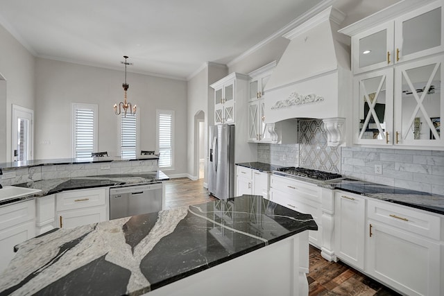 kitchen with tasteful backsplash, a notable chandelier, stainless steel appliances, and dark wood-style flooring