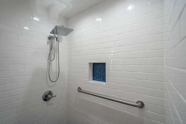 bathroom featuring a tile shower