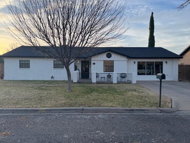 ranch-style house featuring a lawn