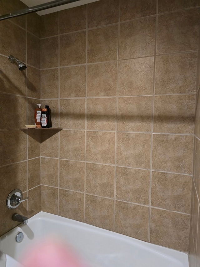 bathroom with tiled shower / bath combo