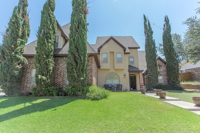 view of front facade featuring a front lawn