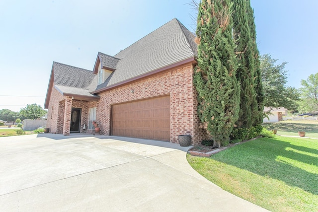 view of front of home featuring a front yard and a garage