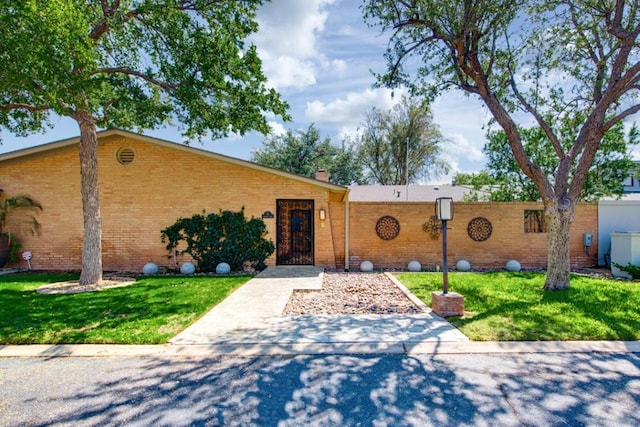 view of front of property featuring a front lawn