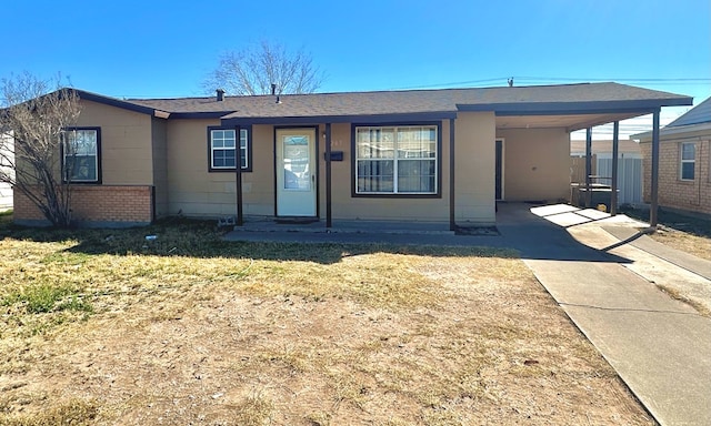 view of front of home featuring a carport and a front lawn