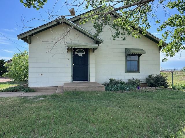 999 S County Rd 183, Snyder, TX 79549 - view of front of house with a front lawn