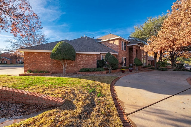 view of front of home featuring a front lawn