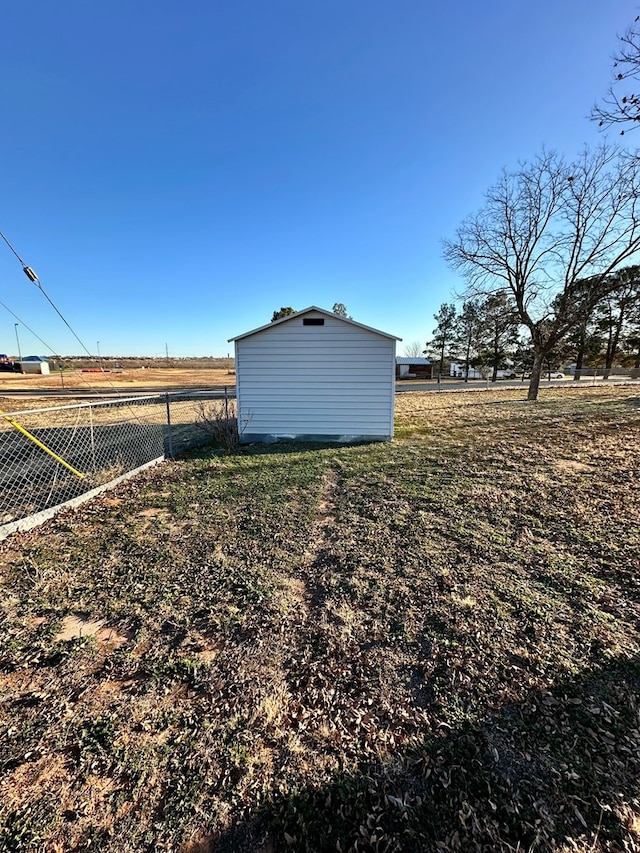 view of yard featuring a rural view