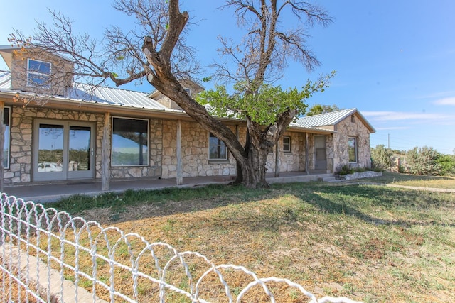 view of front facade with a front lawn