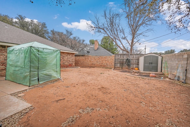 view of yard featuring a storage shed