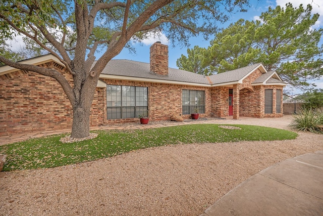 single story home with a front lawn