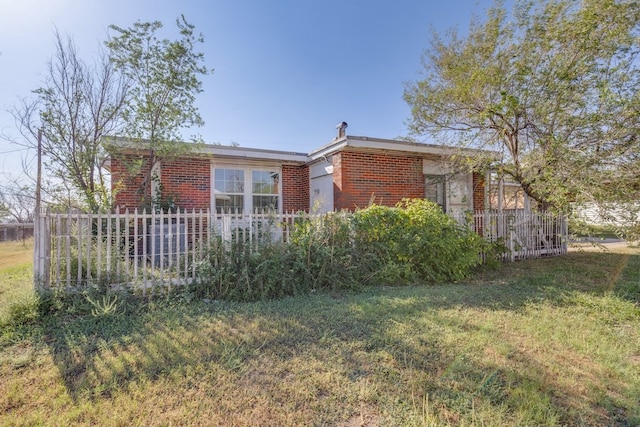 view of side of property featuring a lawn