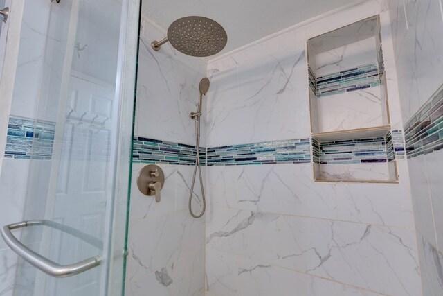 bathroom featuring tiled shower