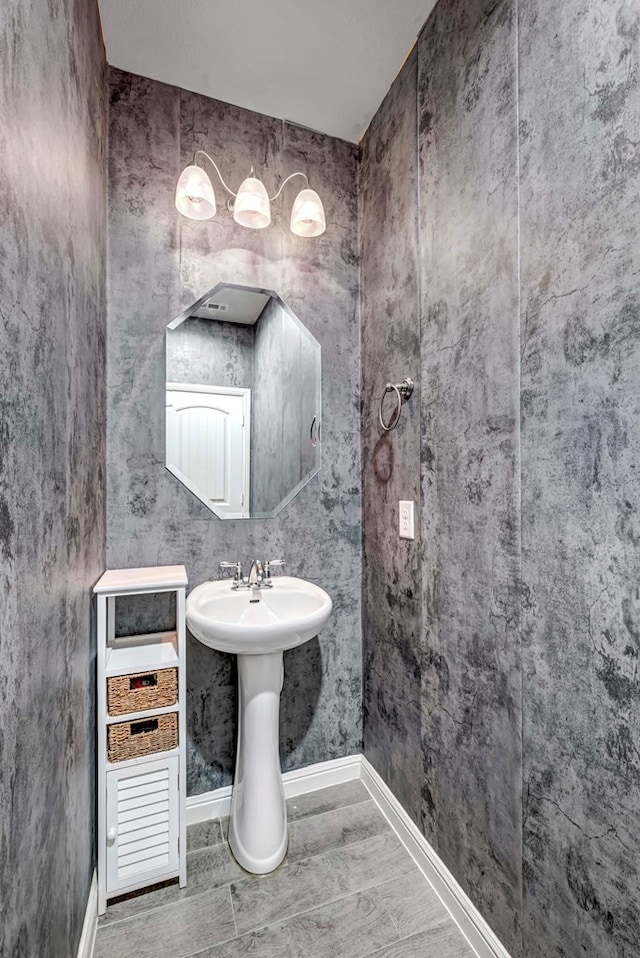 806 Revere Pl, Midland, TX 79706 - bathroom with a sink and baseboards