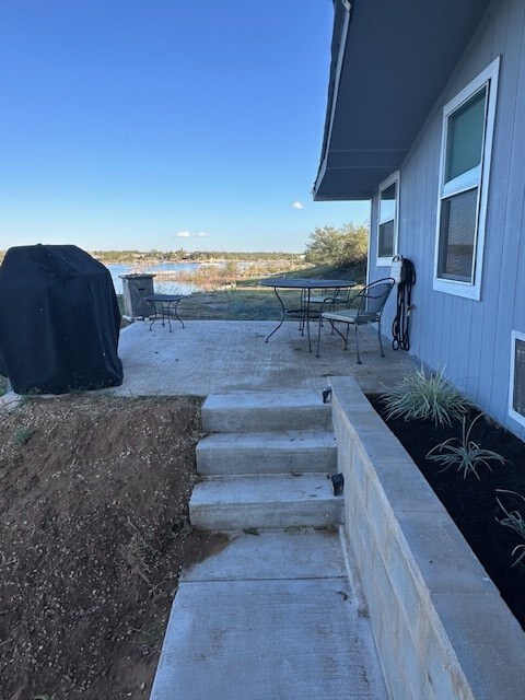 view of yard featuring a patio area